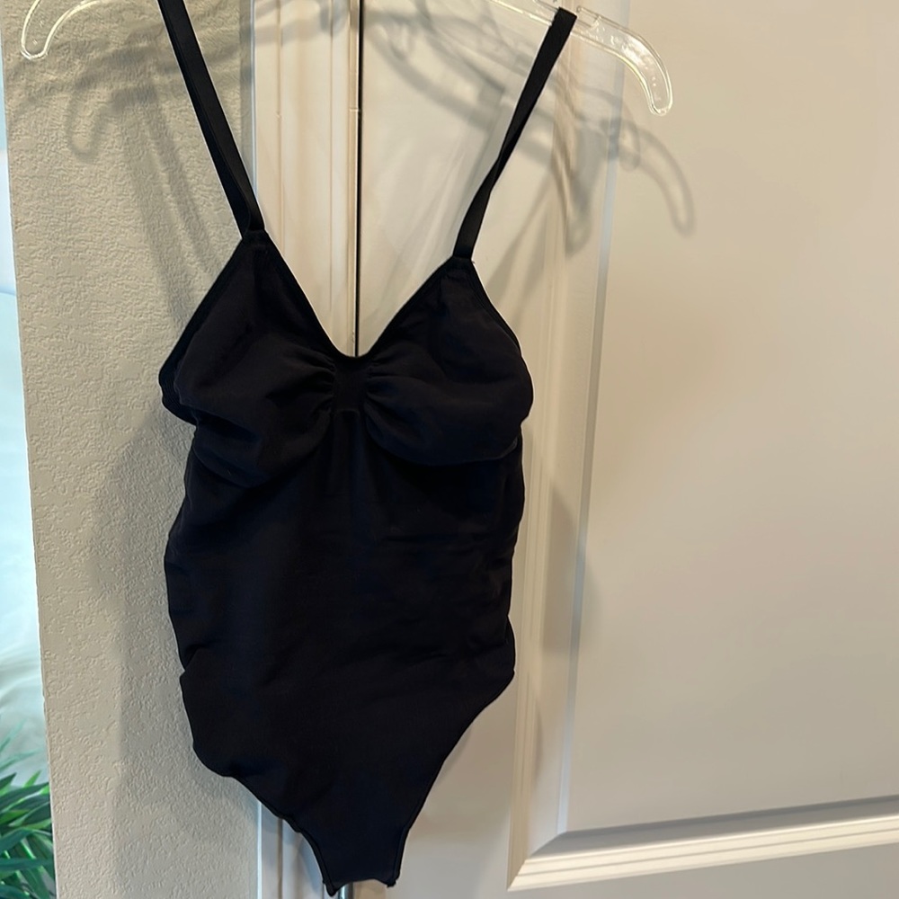 Skims seamless, sculpting thong bodysuit